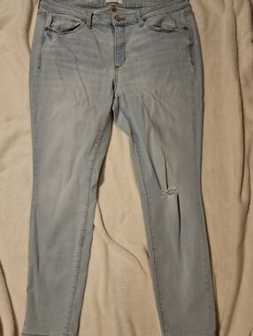 Sonoma Light Wash Skinny Jeans with Subtle Knee Distress